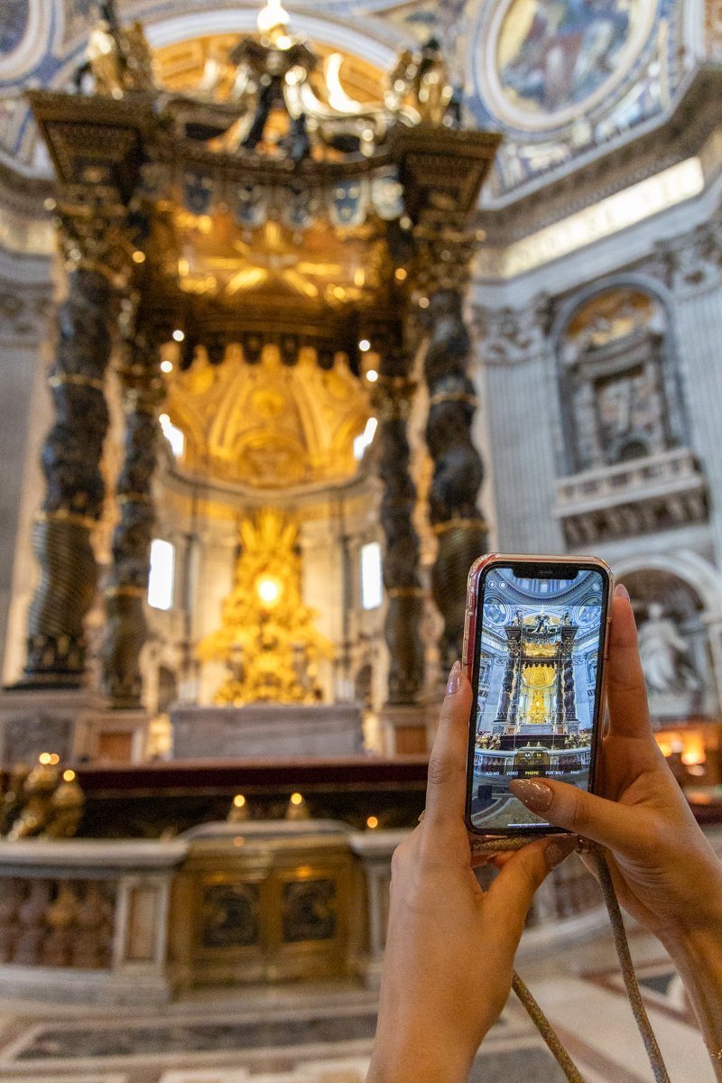 Personne qui prend en photo le baldaquin et le Maître-hôtel