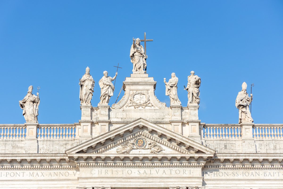 Sommet de la façade