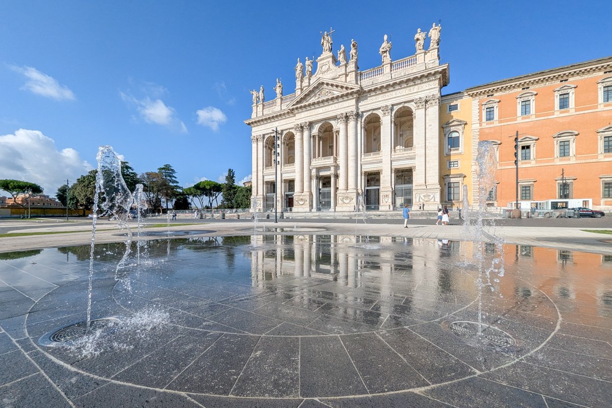 Esplanade et fontaine devant le monument