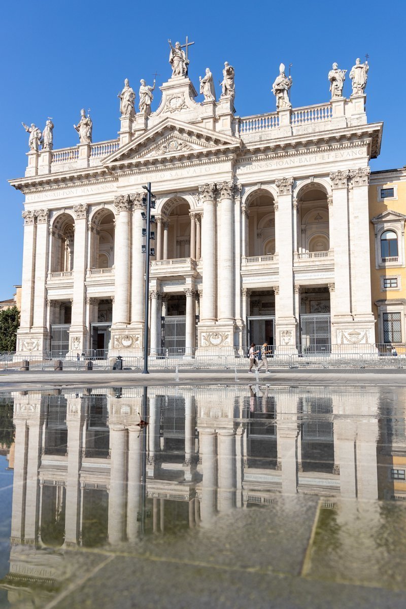 Miroir d'eau reflétant la basilique