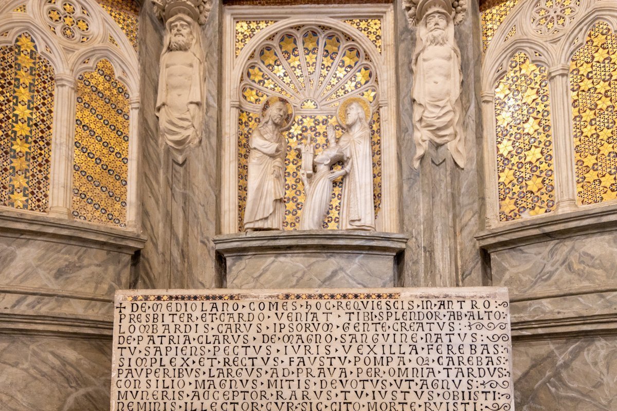 Statue et inscriptions
