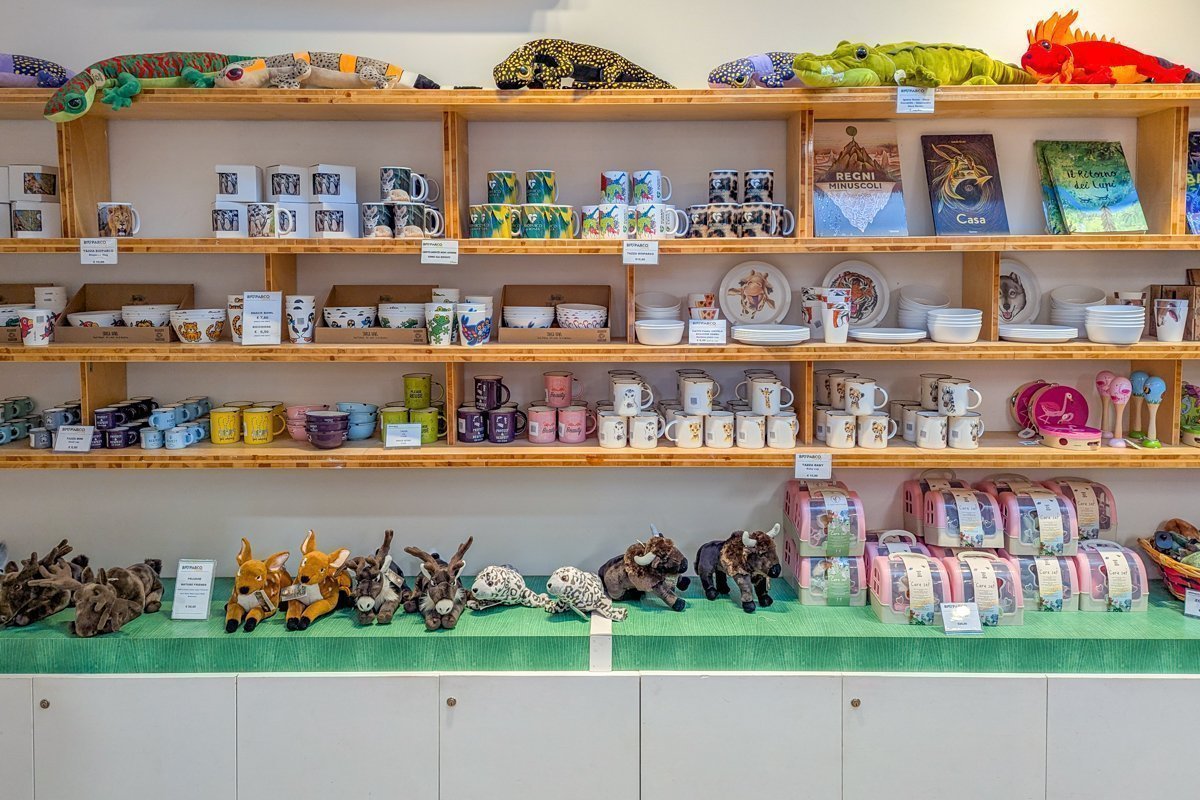 Souvenirs sur des étagères