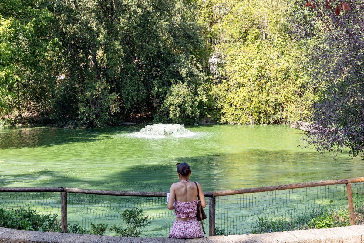 Personne assise face à un lac