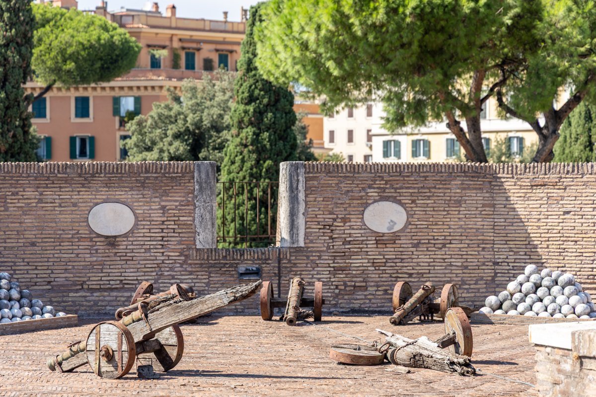 Canons situés dans la cour