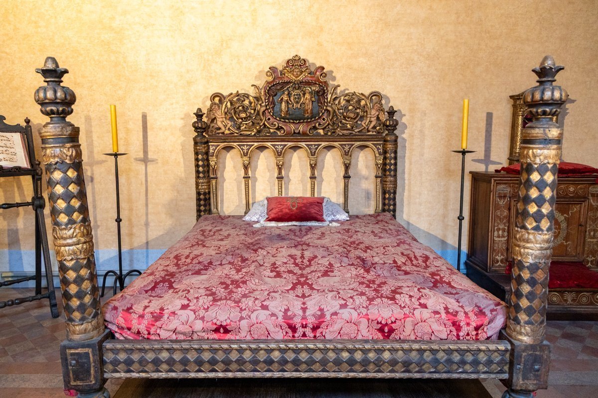 Lit exposé dans l'une des pièces