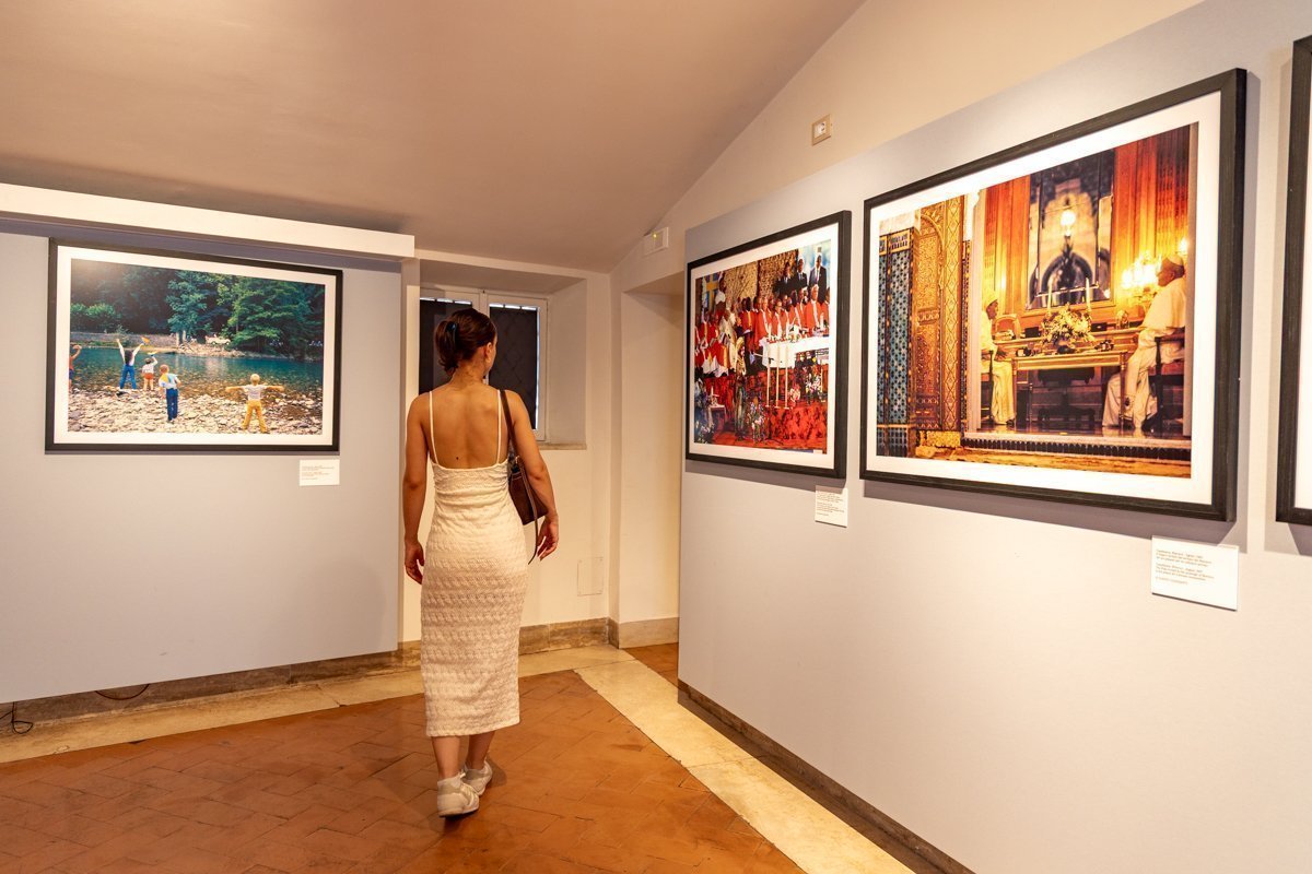 Salle avec des tableaux