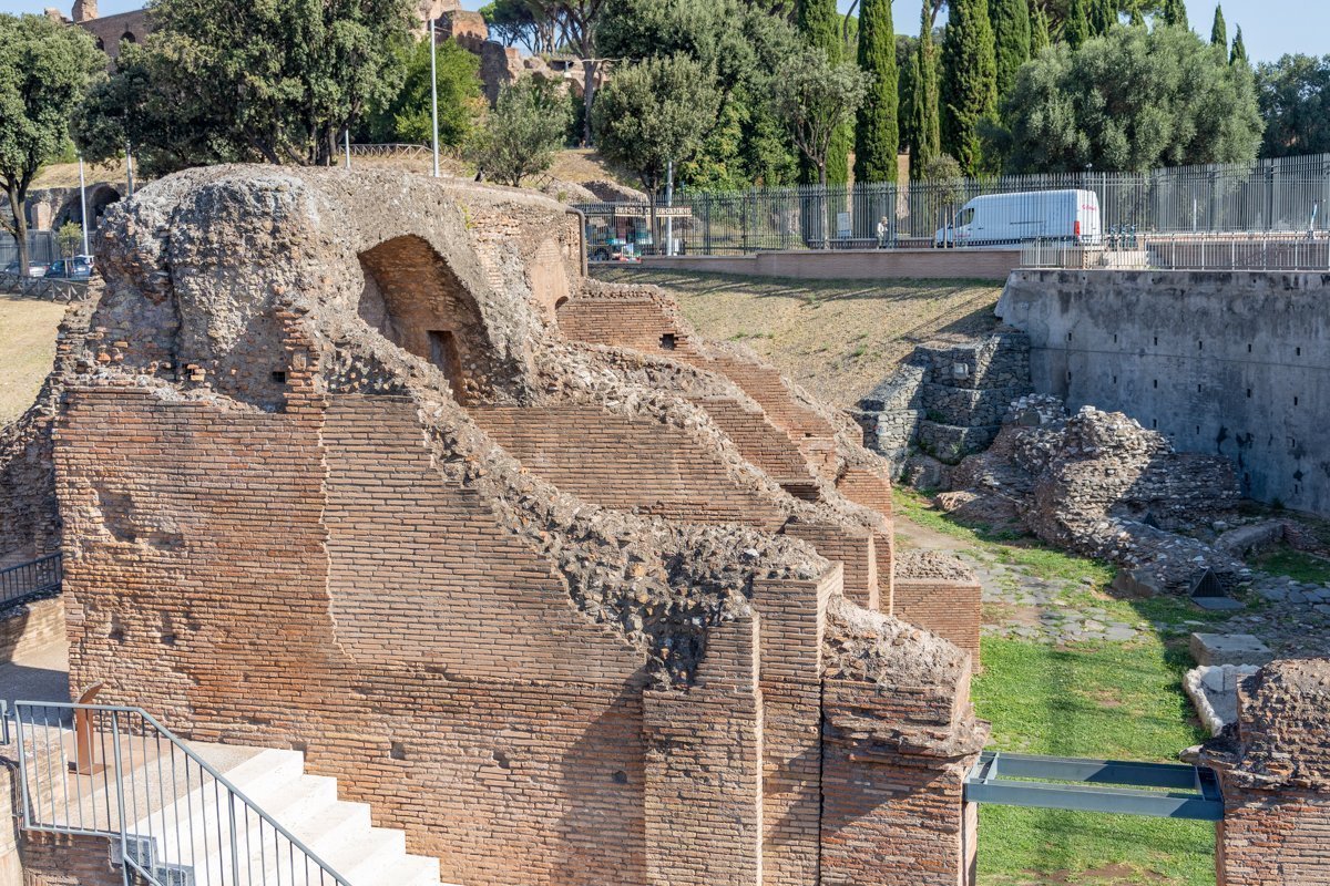 Ruines de bâtiments sur le site