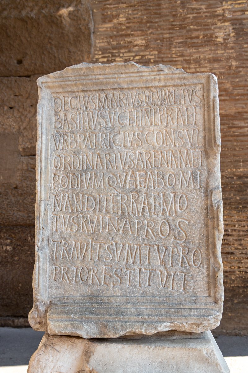 Pierre avec des inscriptions