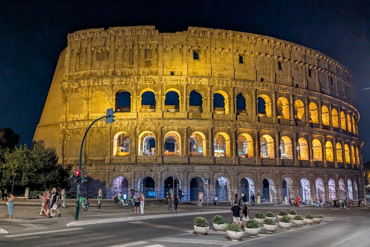Le Colisée éclairé de nuit