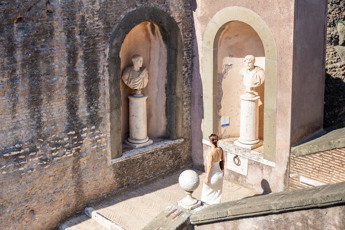 Statues situées dans les escaliers