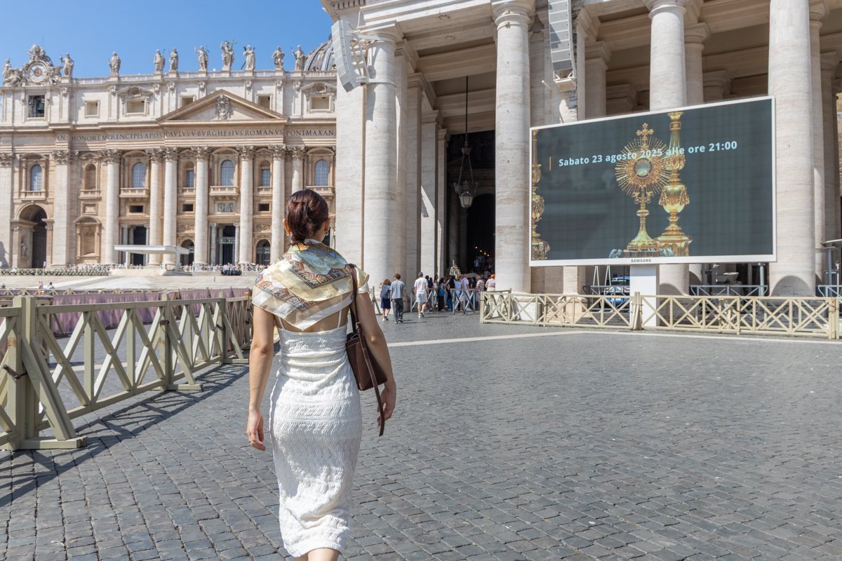Personne qui marche vers la basilique