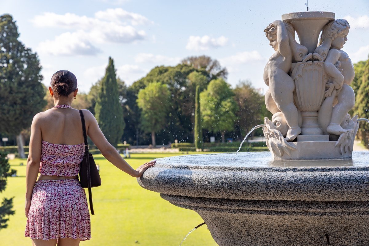 Personne à côté d'une fontaine
