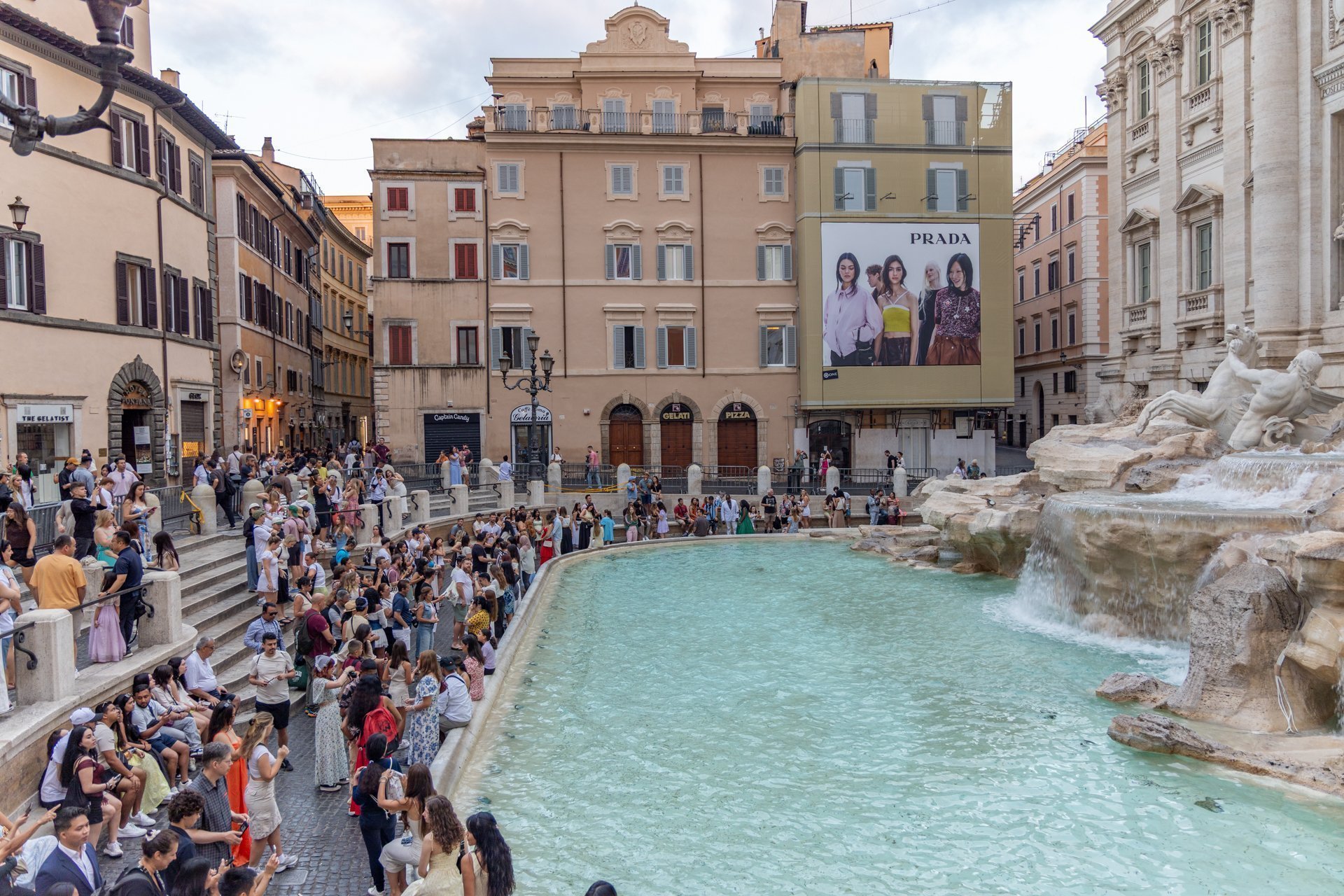 Foule devant la fontaine