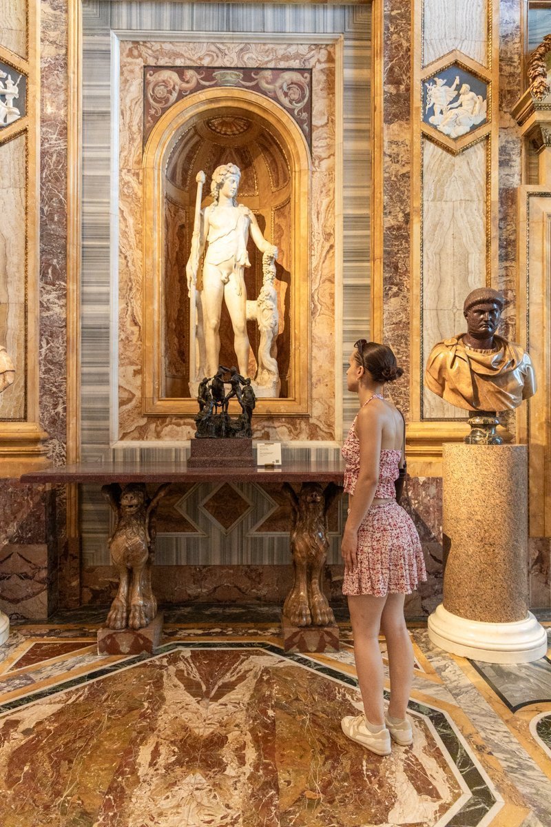 Personne qui regarde une sculpture