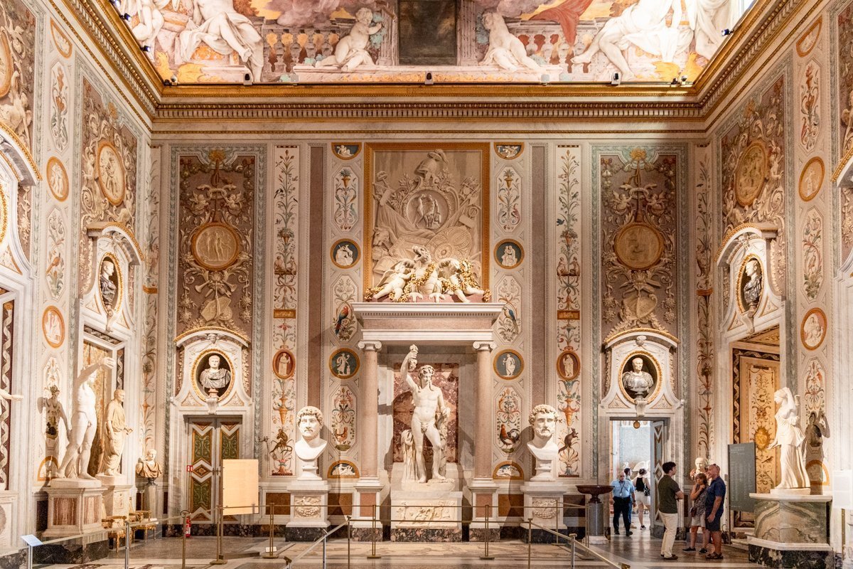 Grande salle avec statues