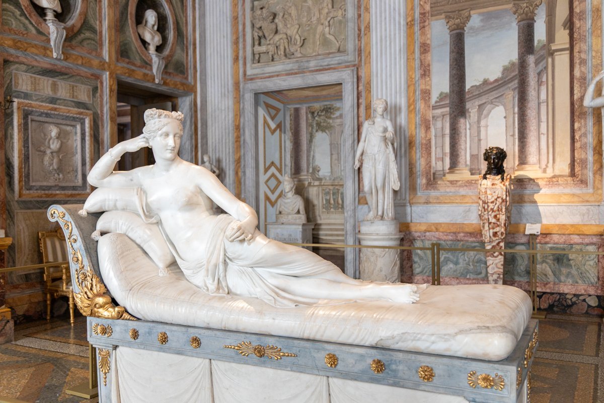 Sculpture de femme en marbre blanc