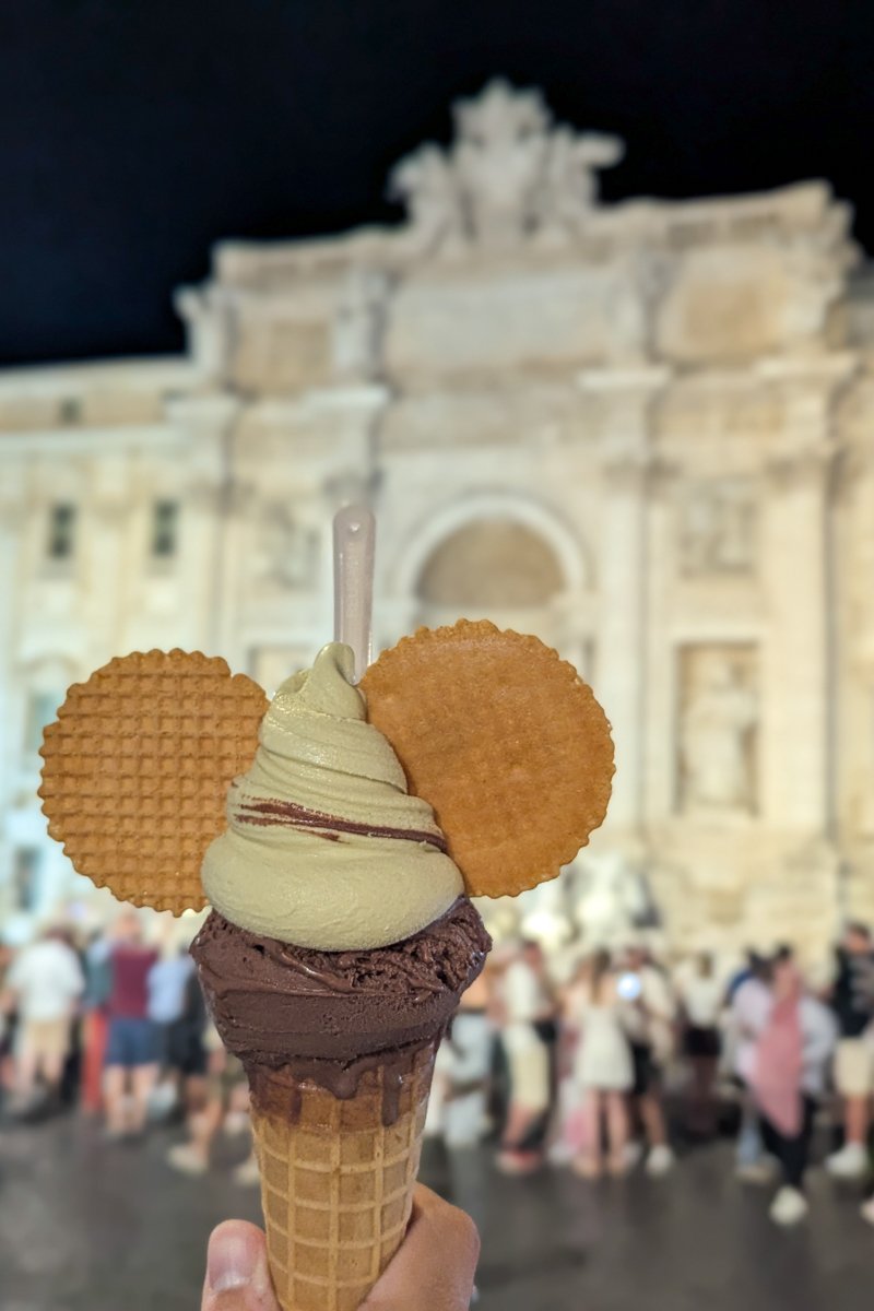 Glace devant la fontaine de Trevi