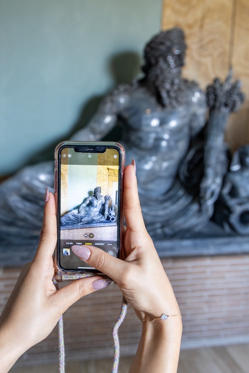 Personne qui prend en photo la grande Statue du Nil