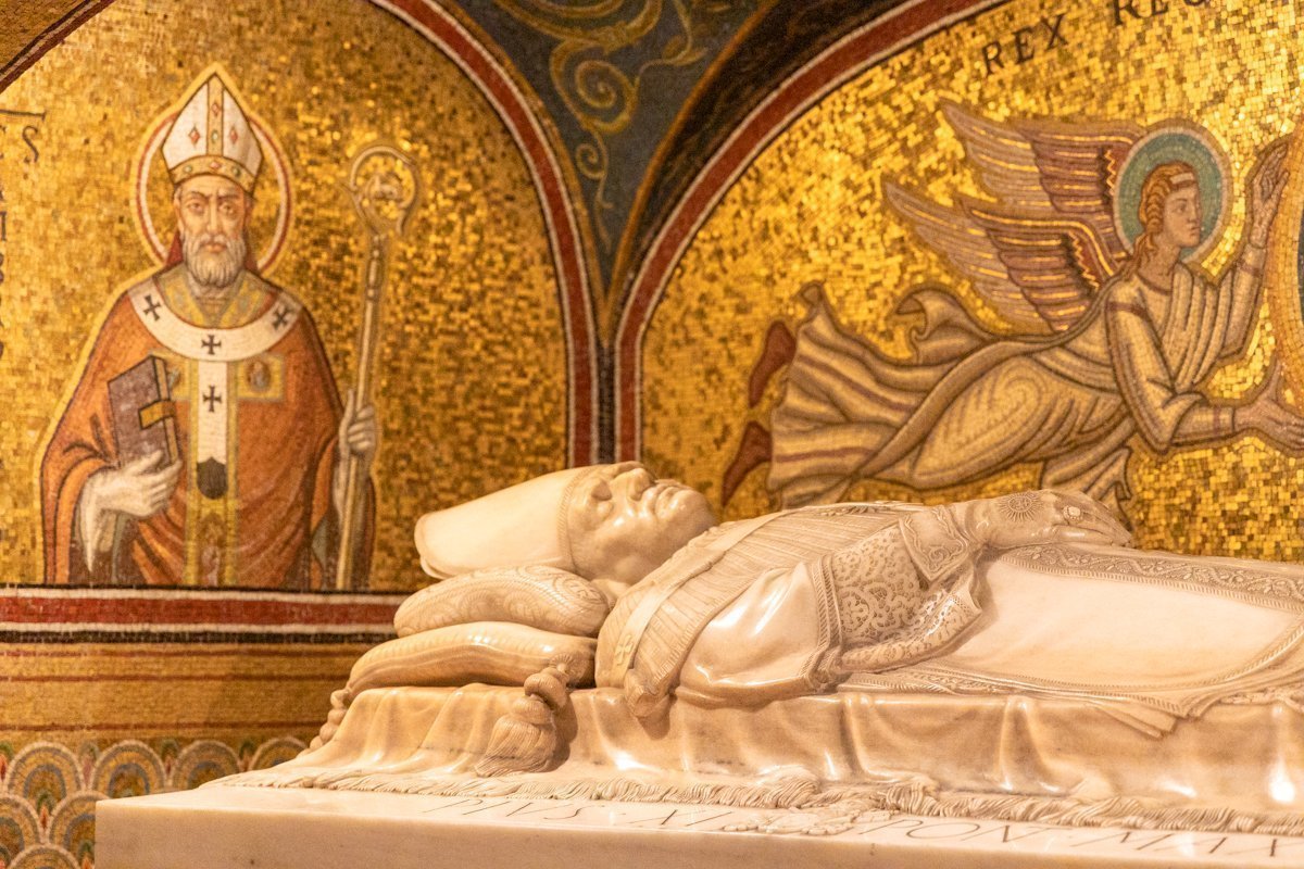 Tombeau et peintures dorées