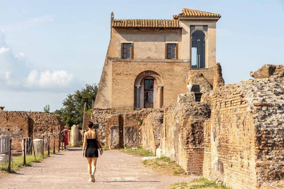 Personne qui marche vers le Domus Flavia