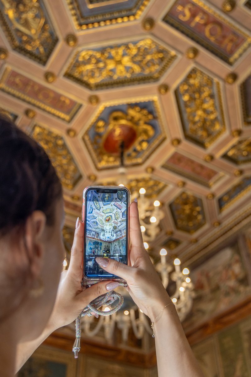 Photo de décorations sur un plafond