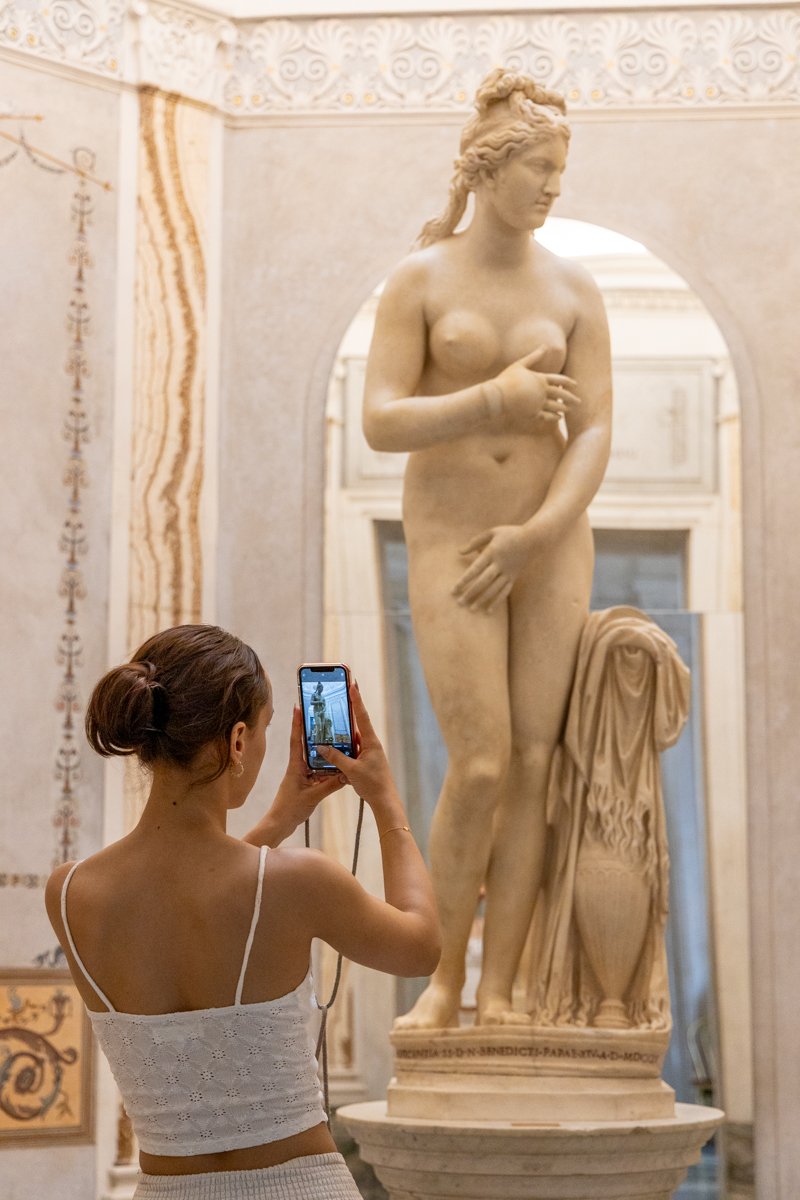 Personne qui prend en photo une statue