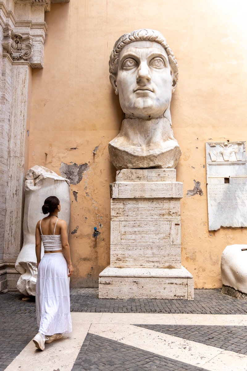 Personne devant les vestiges de la Statue Constantin