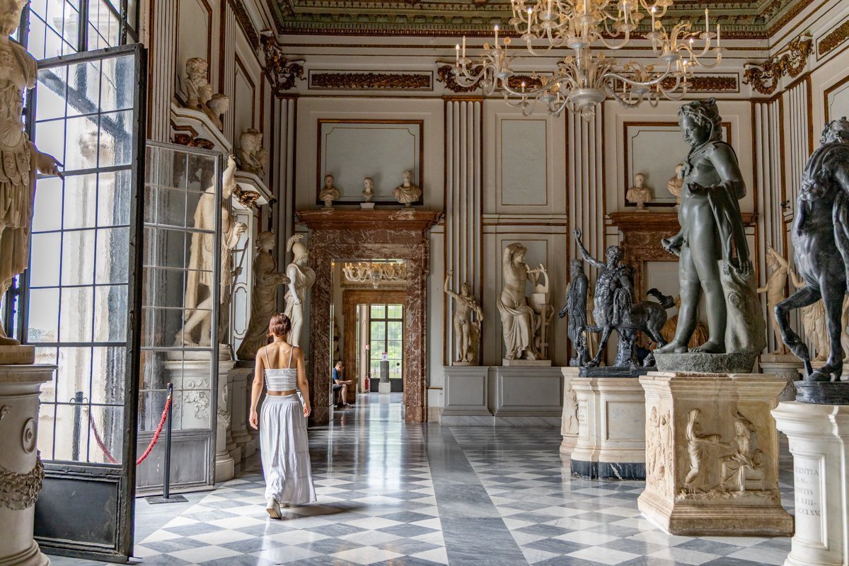 Salle avec de multiples statues