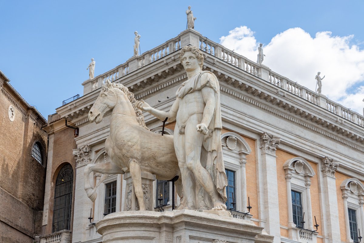 Statue d'empereur et un cheval