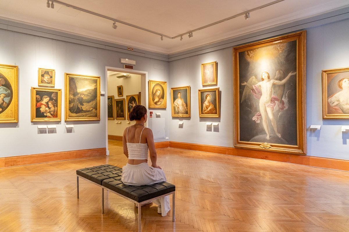 Salle avec divers tableaux