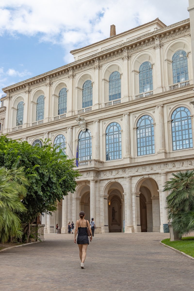 Personne devant le Palais Barberini
