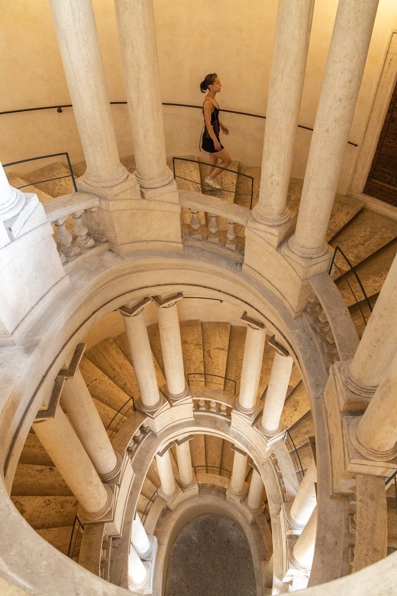 Personne qui descend l'escalier