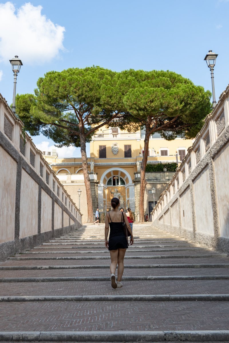 Personne qui marche vers le jardin