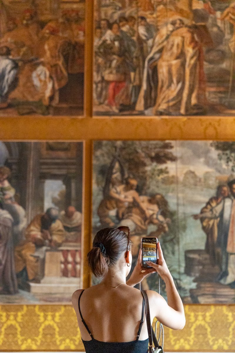 Personne qui prend en photo les collections