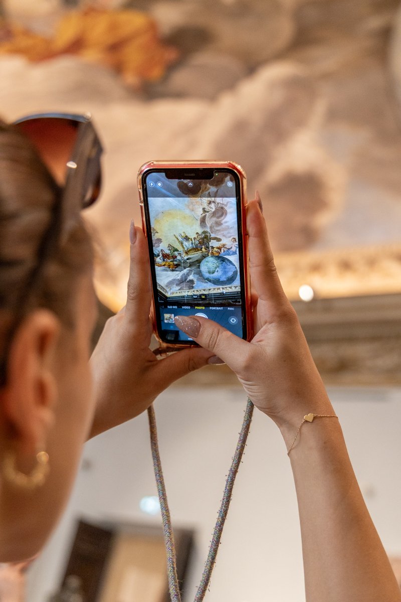 Personne qui prend en photo une fresque