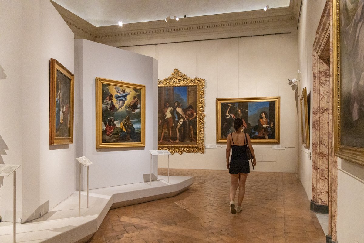 Salle avec des tableaux