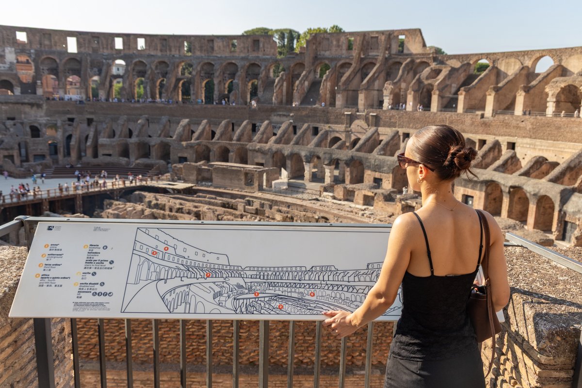 Panneau d'information sur les arènes