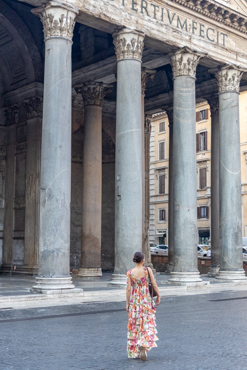 Personne qui marche devant les colonnes