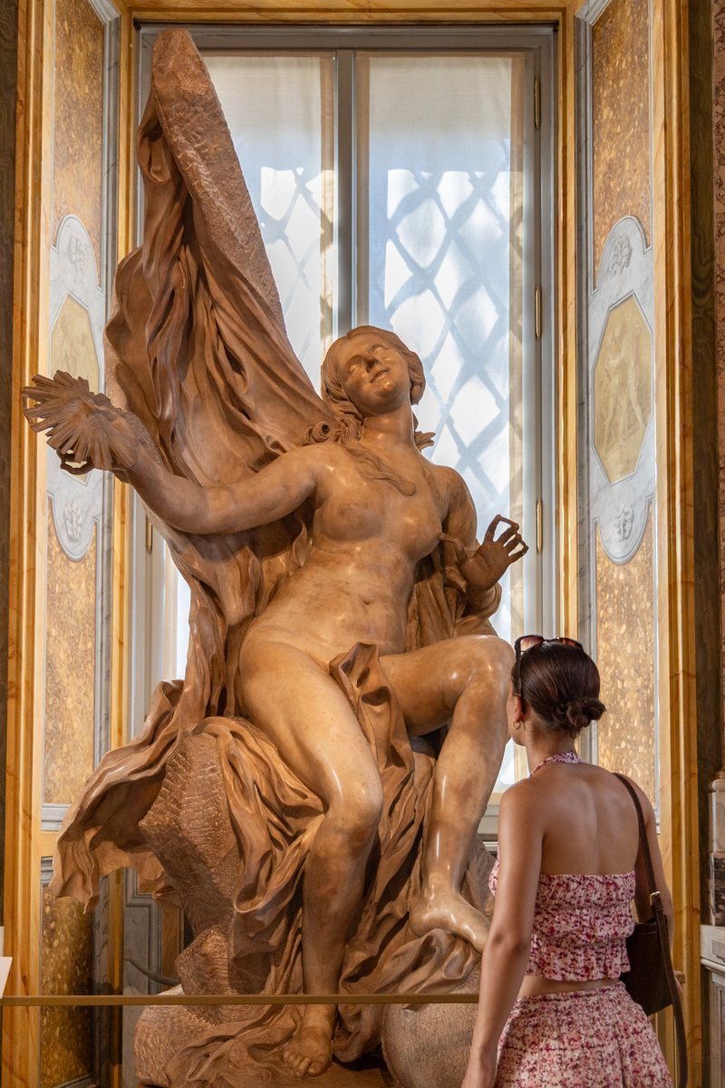 Personne qui admire une Statue