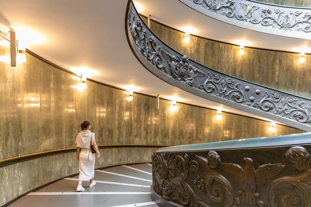 Personne qui marche dans l'escalier Bramante
