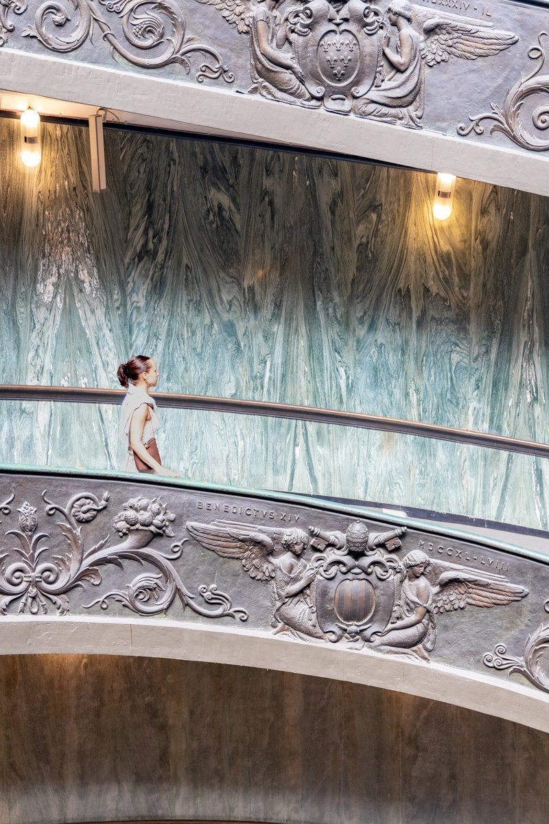 Personne qui descend l'escalier Bramante