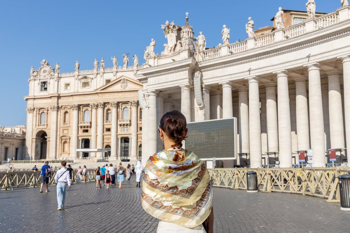 Personne devant la basilique Saint Pierre