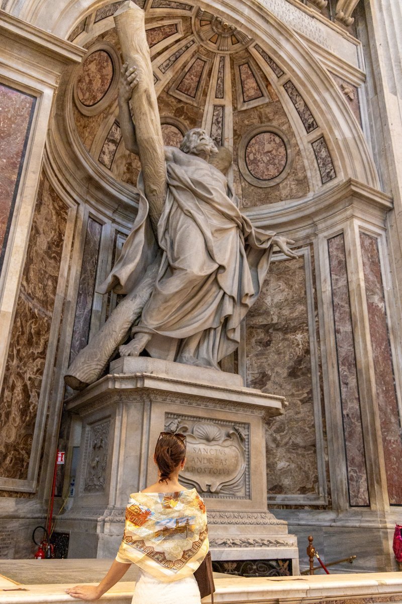 Personne devant l'une des statues des piliers