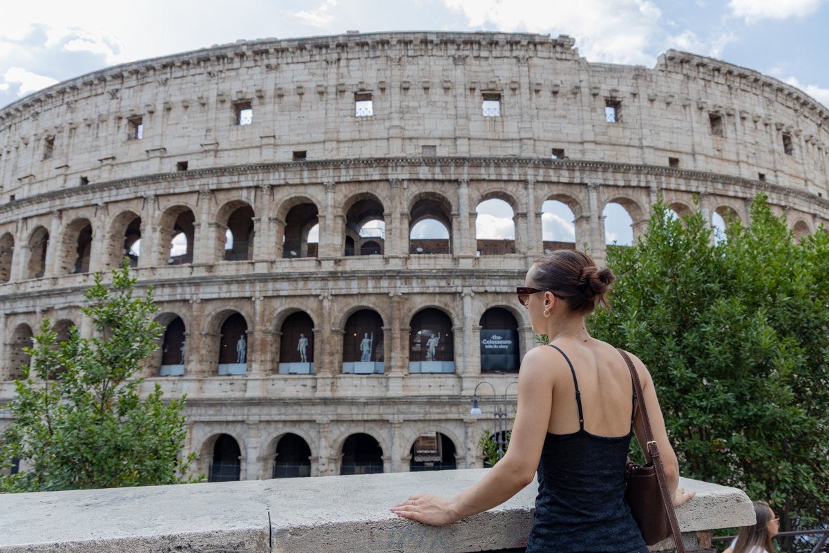 Personne face au monument