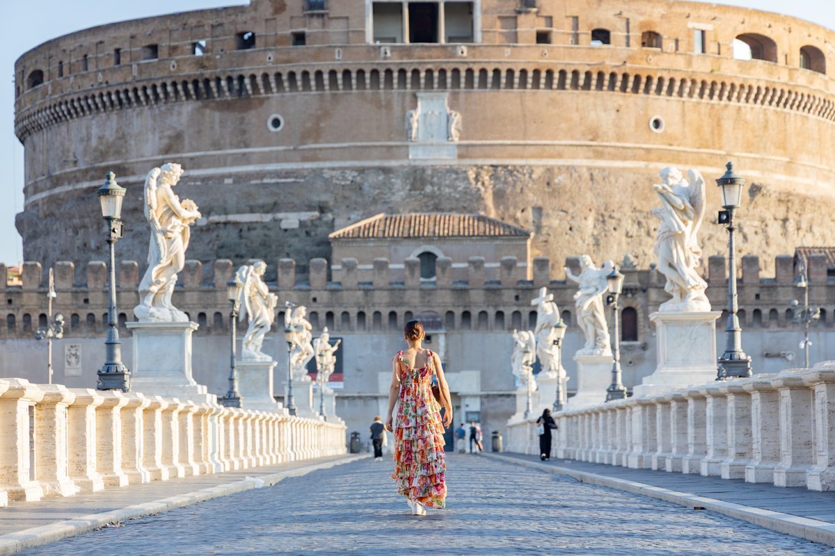 Personne qui marche devant le Château Saint Ange