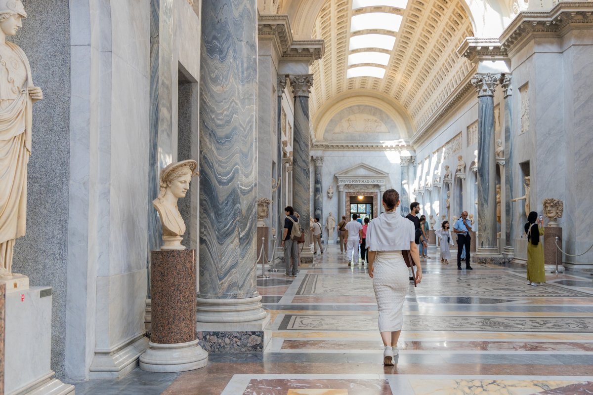 Personne qui marche dans la galerie des statues