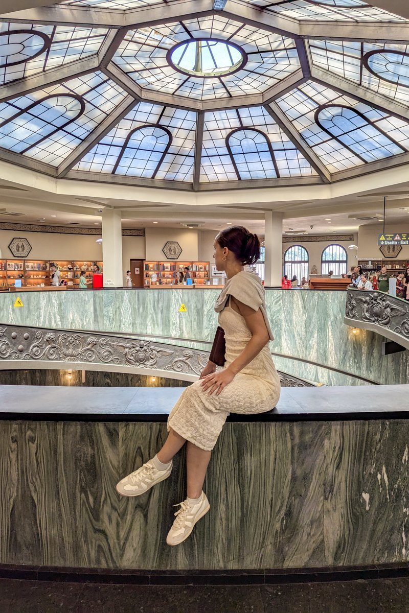 Assise sur le bord de l'escalier Bramante