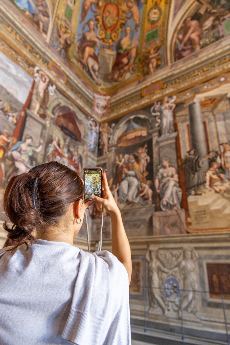 Personne qui prend une photo dans l'une des chambres de Raphaël