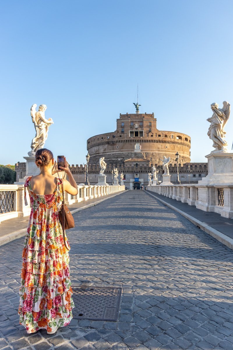 Personne qui prend en photo le château