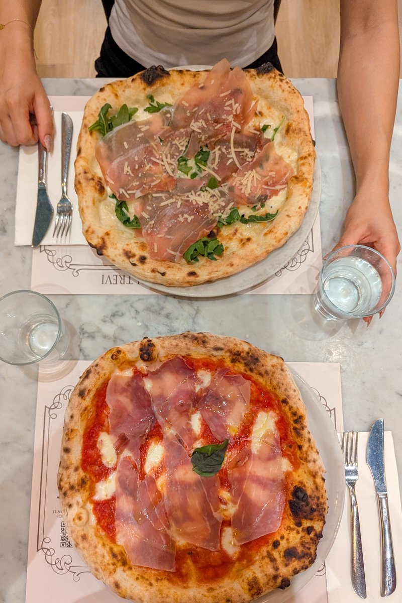 Manger des pizzas dans un restaurant